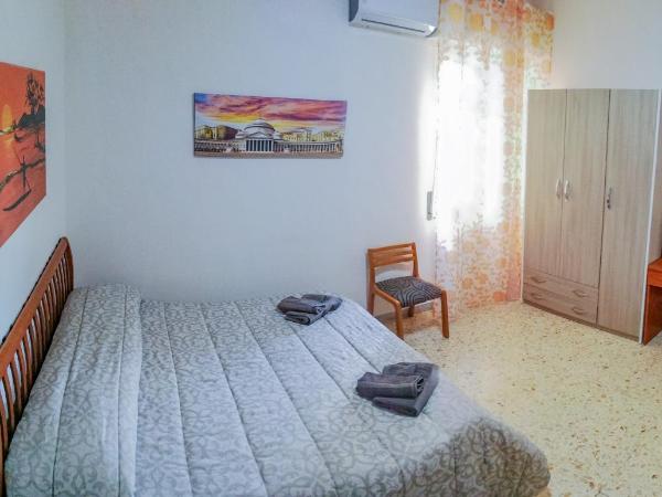 Metro Guest House : photo 2 de la chambre chambre double ou lits jumeaux avec salle de bains privative externe