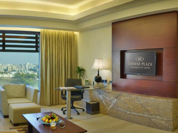 Crowne Plaza Ahmedabad City Centre, an IHG Hotel : photo 3 de la chambre suite 1 chambre lit king-size - Étage club