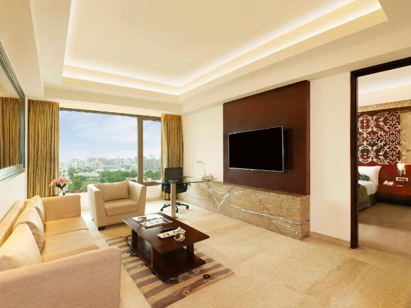 Crowne Plaza Ahmedabad City Centre, an IHG Hotel : photo 6 de la chambre suite 1 chambre lit king-size - Étage club