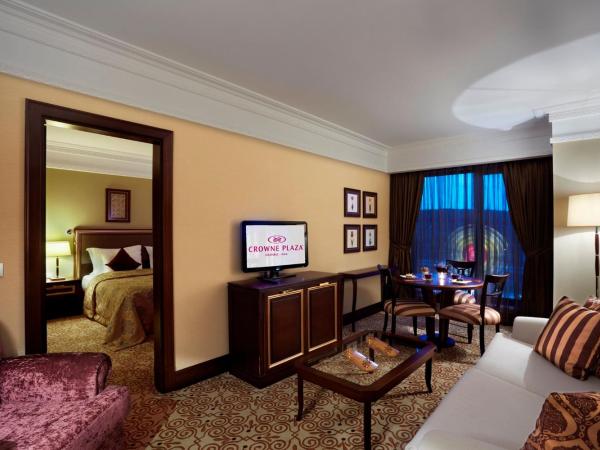 Crowne Plaza Istanbul Asia, an IHG Hotel : photo 6 de la chambre suite avec baignoire spa - accès au salon club