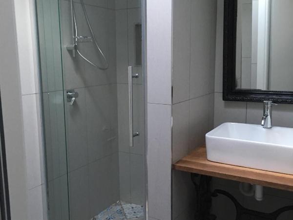 Assemblage Boutique Art B & B : photo 5 de la chambre chambre lit queen-size avec salle de bains commune