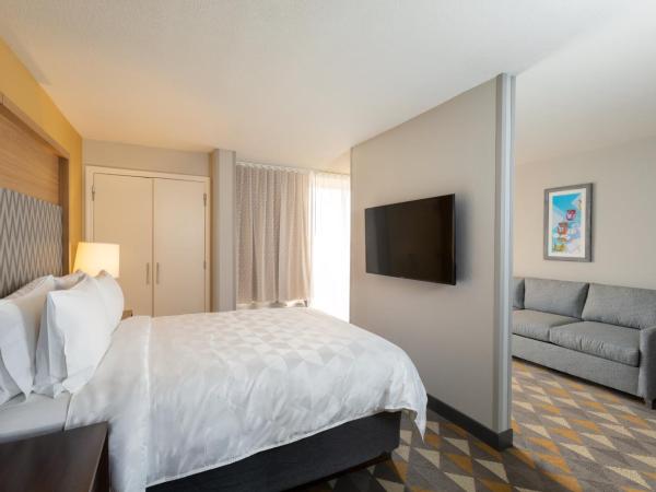 Holiday Inn & Suites Orlando SW - Celebration Area, an IHG Hotel : photo 5 de la chambre suite lit king-size avec canapé-lit