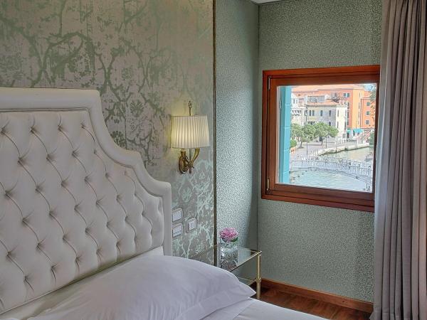 Hotel Santa Chiara : photo 1 de la chambre chambre de luxe double ou lits jumeaux avec vue sur le canal