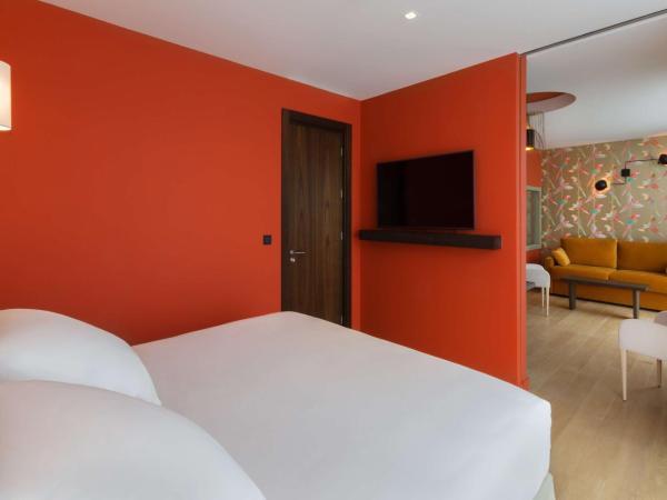Hotel L'Arbre Voyageur - BW Premier Collection - LILLE : photo 1 de la chambre suite lit king-size avec jacuzzi