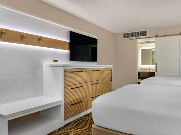 Wyndham Garden Lake Buena Vista Disney Springs® Resort Area : photo 2 de la chambre chambre standard avec 2 lits doubles - vue sur cour