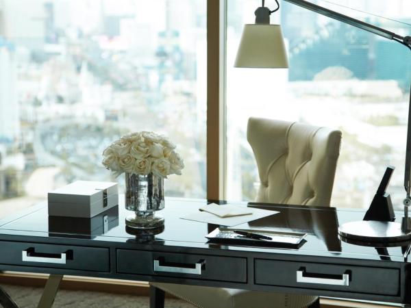 Four Seasons Hotel Las Vegas : photo 3 de la chambre chambre lit king-size avec vue sur le stade