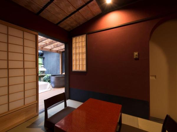 Kamishichiken Oku : photo 3 de la chambre chambre double supérieure avec baignoire en plein air