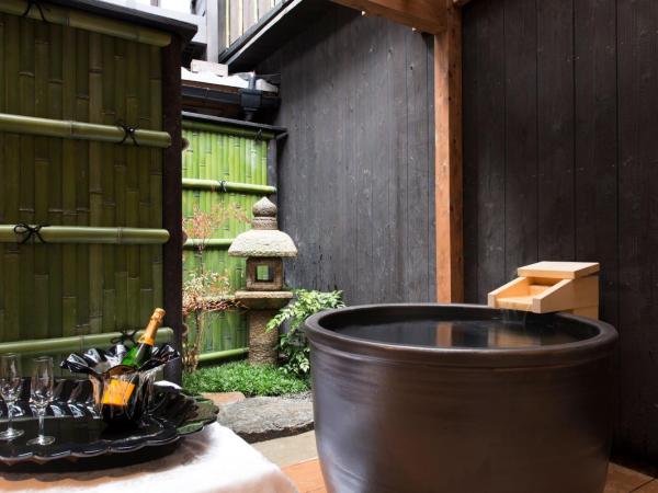 Kamishichiken Oku : photo 5 de la chambre chambre double supérieure avec baignoire en plein air