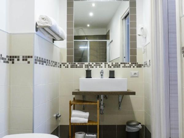 Gialel Pisa Guest House : photo 4 de la chambre chambre quadruple avec salle de bains privative