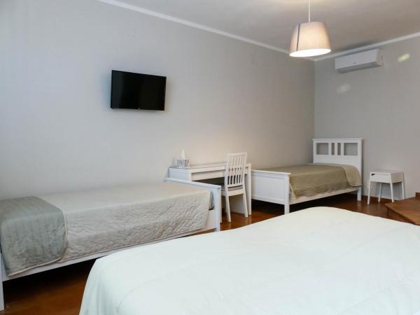 Gialel Pisa Guest House : photo 1 de la chambre chambre quadruple avec salle de bains privative