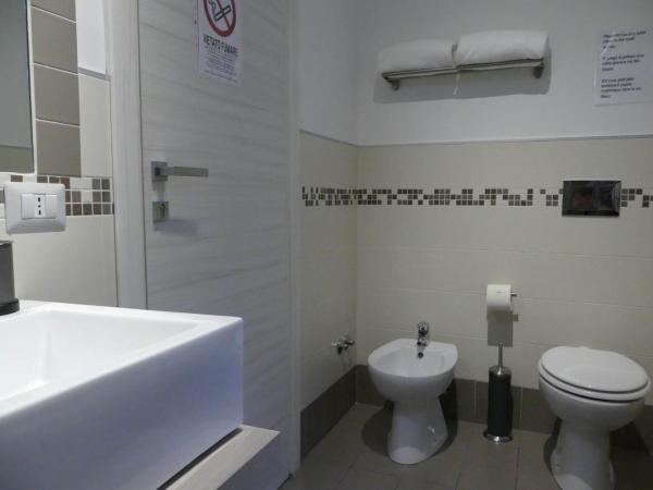Gialel Pisa : photo 4 de la chambre chambre lits jumeaux avec salle de bains privative séparée