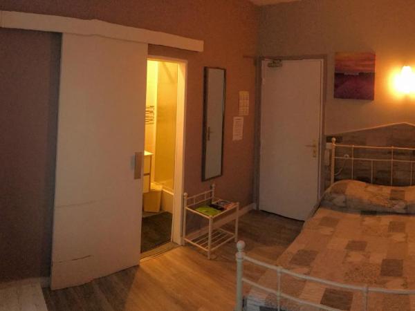 Hotel Bernieres : photo 1 de la chambre chambre double avec douche
