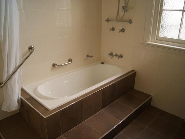 Palace Hotel Mortlake Sydney : photo 1 de la chambre chambre triple avec salle de bains commune