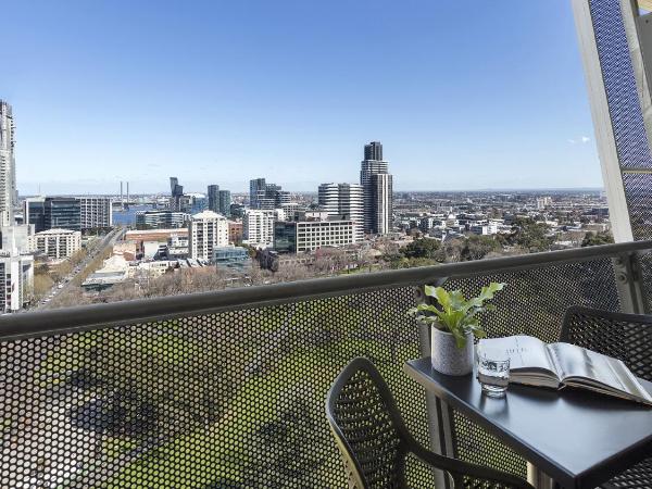 Oaks Melbourne on William Suites : photo 3 de la chambre studio apartment with park view & balcony
