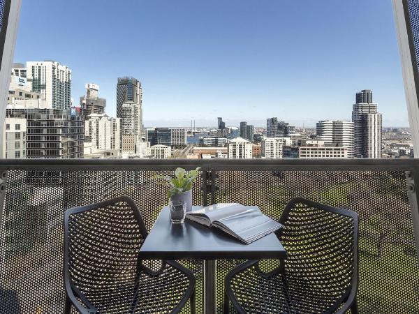 Oaks Melbourne on William Suites : photo 5 de la chambre studio apartment with park view & balcony
