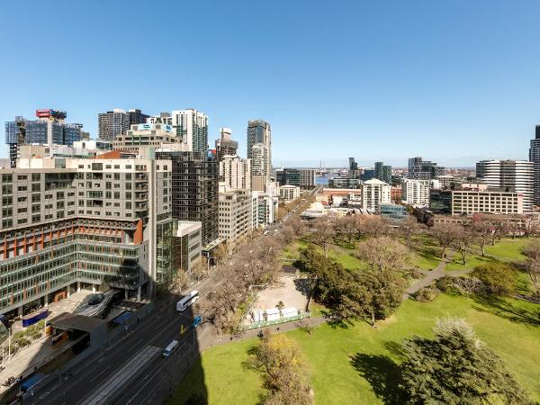 Oaks Melbourne on William Suites : photo 8 de la chambre studio apartment with park view & balcony