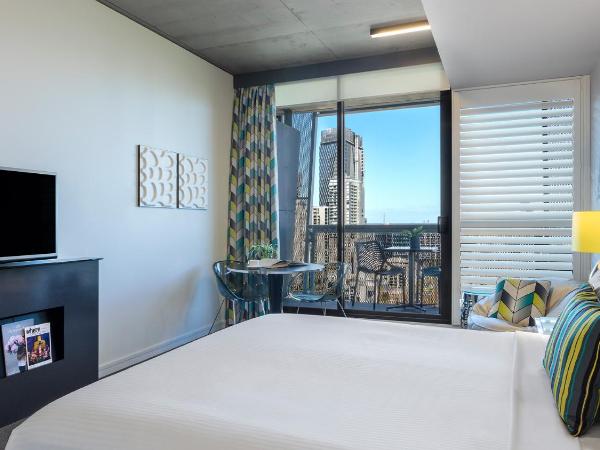 Oaks Melbourne on William Suites : photo 10 de la chambre studio apartment with park view & balcony