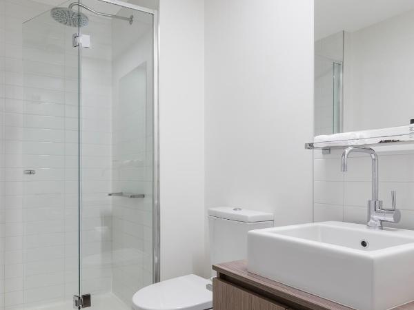 Oaks Melbourne on William Suites : photo 5 de la chambre upgrade special - studio with park view & balcony - no housekeeping
