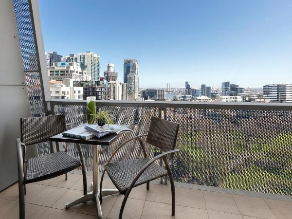 Oaks Melbourne on William Suites : photo 6 de la chambre deluxe studio apartment with park view & balcony