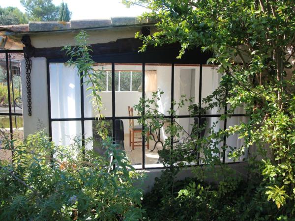 le cabanon de l'olivette : photo 6 de la chambre chambre double - vue sur jardin
