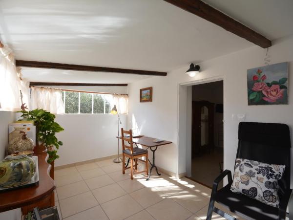 le cabanon de l'olivette : photo 3 de la chambre chambre double - vue sur jardin