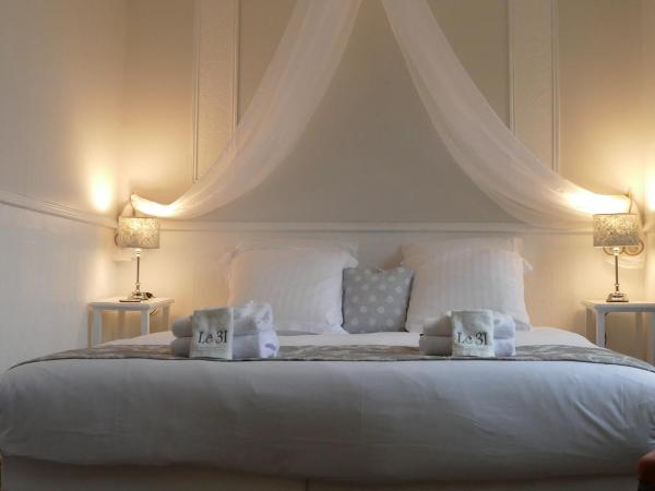 Le 31 B&B Amboise Centre : photo 9 de la chambre chambre triple avec salle de bains privative