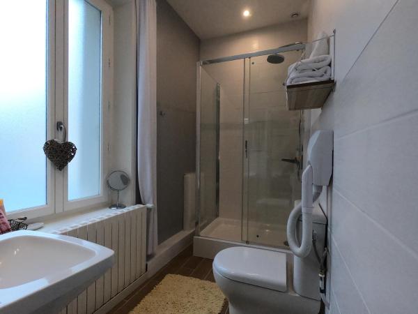 Le 31 B&B Amboise Centre : photo 8 de la chambre chambre triple avec salle de bains privative