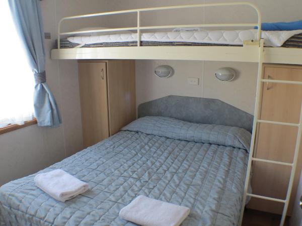 Capital Country Holiday Park : photo 3 de la chambre rosella villa