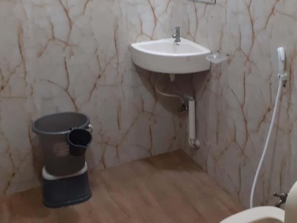 Lake Town Guest House : photo 5 de la chambre chambre lit king-size avec balcon