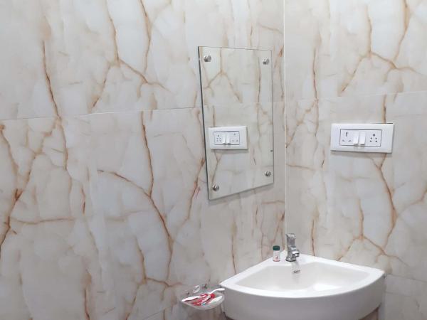 Lake Town Guest House : photo 3 de la chambre chambre lit king-size avec balcon