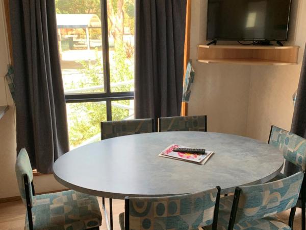 Capital Country Holiday Park : photo 4 de la chambre villa lac