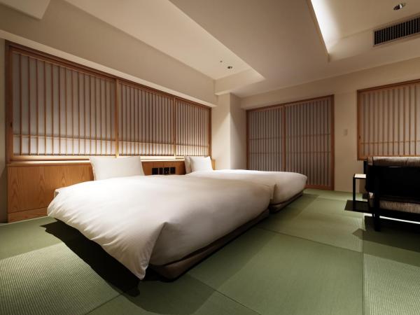 PROSTYLE RYOKAN TOKYO ASAKUSA : photo 1 de la chambre suite d'angle de style japonais avec baignoire en plein air - vue sur skytree