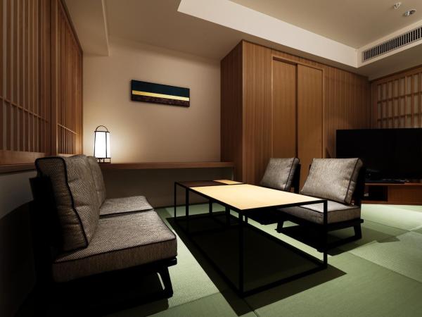 PROSTYLE RYOKAN TOKYO ASAKUSA : photo 2 de la chambre suite d'angle de style japonais avec baignoire en plein air - vue sur skytree