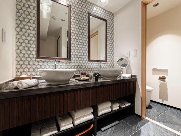 PROSTYLE RYOKAN TOKYO ASAKUSA : photo 5 de la chambre suite d'angle de style japonais avec baignoire en plein air - vue sur skytree