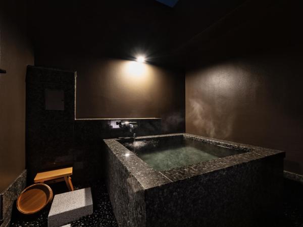 PROSTYLE RYOKAN TOKYO ASAKUSA : photo 3 de la chambre suite d'angle de style japonais avec baignoire en plein air - vue sur skytree