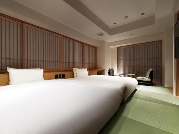 PROSTYLE RYOKAN TOKYO ASAKUSA : photo 1 de la chambre chambre d’angle lits jumeaux de style japonais avec baignoire partiellement en plein air - vue sur skytree