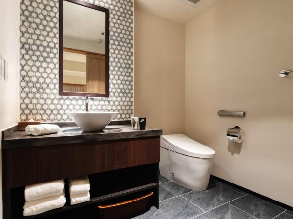 PROSTYLE RYOKAN TOKYO ASAKUSA : photo 4 de la chambre chambre d’angle lits jumeaux de style japonais avec baignoire partiellement en plein air - vue sur skytree