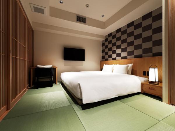 PROSTYLE RYOKAN TOKYO ASAKUSA : photo 1 de la chambre chambre lit king-size de style japonais avec baignoire partiellement en plein air