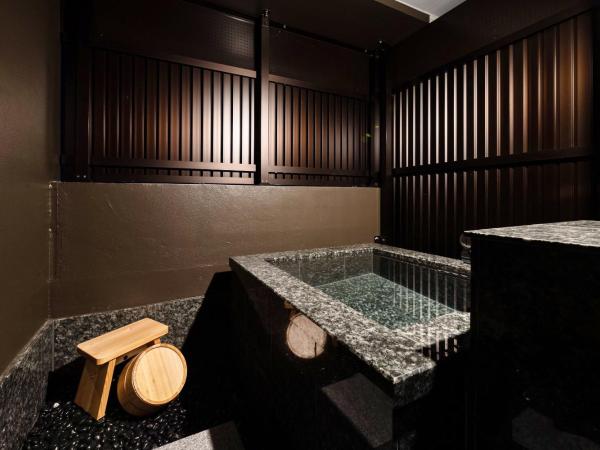 PROSTYLE RYOKAN TOKYO ASAKUSA : photo 2 de la chambre chambre lit king-size de style japonais avec baignoire partiellement en plein air