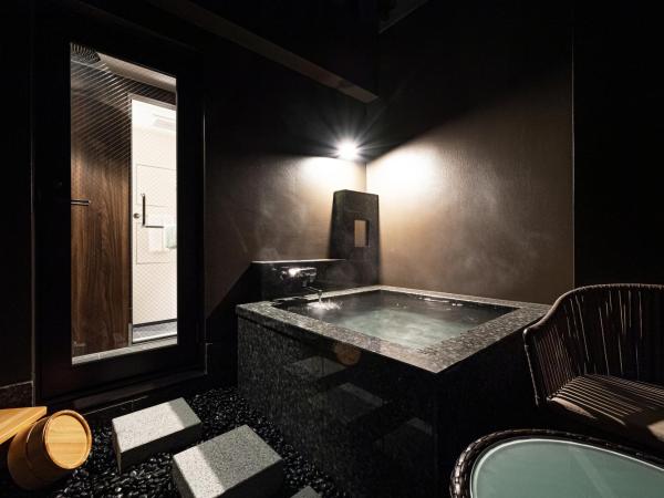 PROSTYLE RYOKAN TOKYO ASAKUSA : photo 3 de la chambre suite de style japonais avec baignoire en plein air