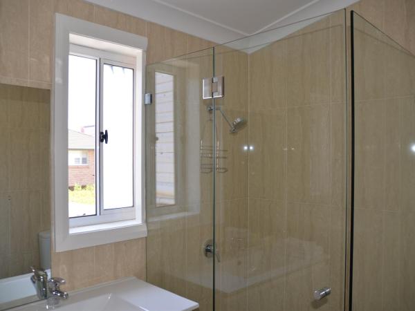 North Ryde Guesthouse : photo 6 de la chambre chambre triple avec salle de bains privative