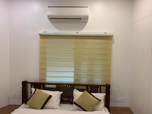 Carlton Hotel Mumbai - Behind Taj Mahal Palace Colaba Mumbai : photo 1 de la chambre chambre double supérieure avec salle de bains commune et climatisation