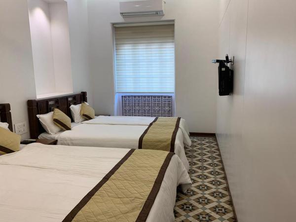 Carlton Hotel Mumbai - Behind Taj Mahal Palace Colaba Mumbai : photo 6 de la chambre chambre quadruple supérieure avec climatisation et salle de bains commune