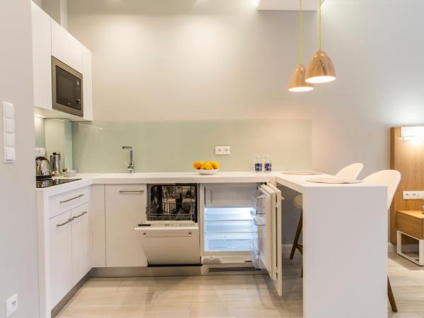 Royal Hill Residence : photo 8 de la chambre studio avec terrasse