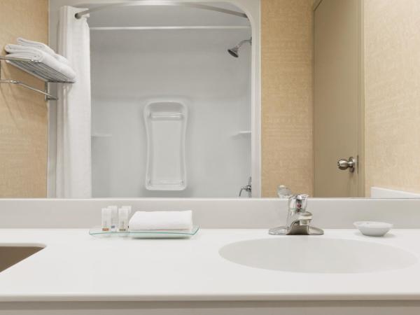 Royal Hotel Calgary, Trademark Collection by Wyndham : photo 5 de la chambre chambre lit queen-size - non-fumeurs