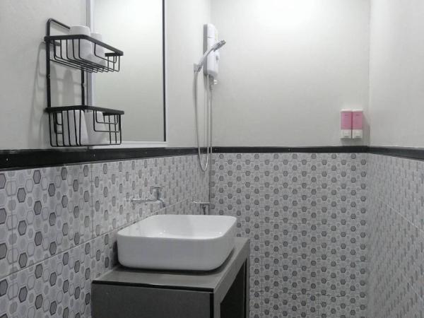 Sabai Place Donmueang Airport : photo 8 de la chambre chambre quadruple avec salle de bains