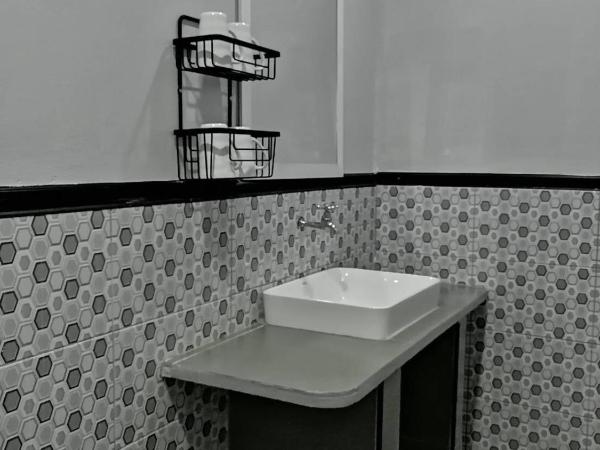 Sabai Place Donmueang Airport : photo 10 de la chambre chambre quadruple avec salle de bains