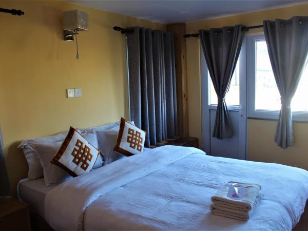 Kiwi Backpackers Hostel Pokhara : photo 2 de la chambre chambre double - vue sur montagne