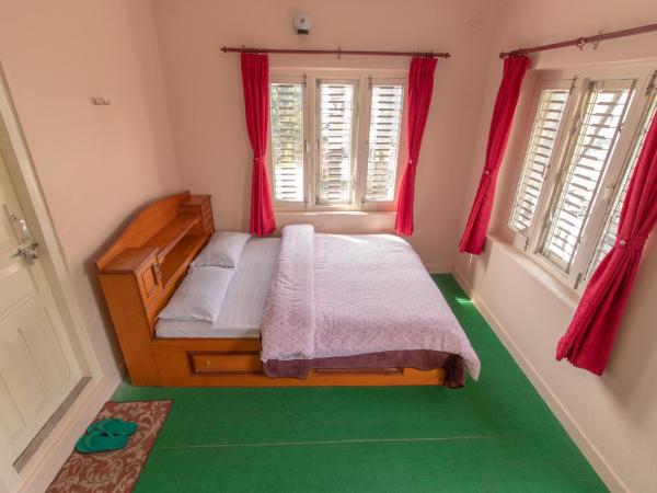 New Tourist Guest House : photo 2 de la chambre chambre lit queen-size - vue sur jardin