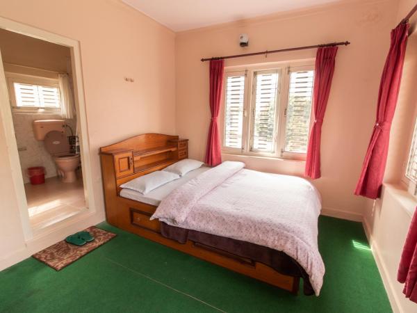 New Tourist Guest House : photo 1 de la chambre chambre lit queen-size - vue sur jardin
